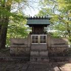 土塁上の祠