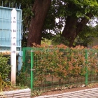 小学校校門側の碑