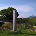 東虎口前に立つ石碑