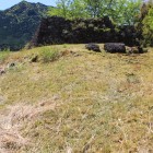 北郭の残存石垣を入れて撮る、奥の石垣は本郭北面