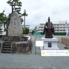 田沼意次侯銅像と城名石碑