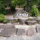 二の曲輪手前の城名石碑