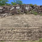 自然岩盤と石垣の連続外桝形の南面