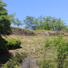 登城路より東郭東面の石垣を見る