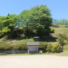 駐車場より赤木城を仰ぎ見る、上の石垣は東郭