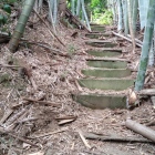 崩れかけている石段