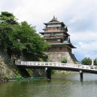 水堀と復興天守と冠木橋