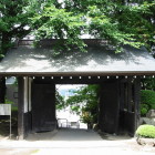 御川渡門跡に立つ三之丸御殿の裏門