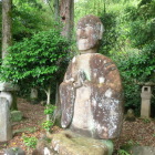 綱元の墓に建つ座禅姿の像