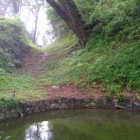 月の池と堀切