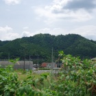 JR八木駅からの遠望。山頂部に城跡が広がる。