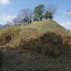 大御殿側の門跡から天守郭を見る。門跡には石垣が残る。