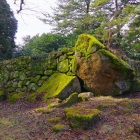 自然の大岩を抱え込む天守台石垣