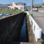 西側道路脇の水路