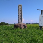 小貝川堤防上の石碑と説明板