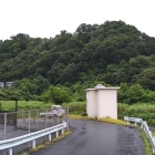 鶴川の段丘上にあり高い崖で守られています