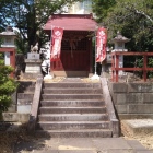 小学校敷地内の稲荷神社