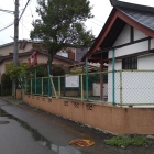 稲荷神社前の道路も堀跡?