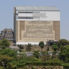 天空の白鷺、工事大屋根を被った天守閣
