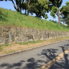 腰巻土塁、埋門跡から鵰門跡、右は国道２号線