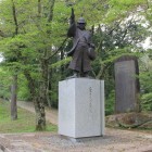 下屋敷跡に在る大石内蔵助討入り陣ぶれ姿像