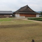 復元大書院、史料館を二の丸を入れ眺める