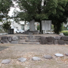 櫓台の様に建つ城名石碑、石倉城記