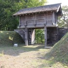 復元中の丸門、枡形土塁