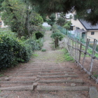 高土塁西端の階段低い土塁に降りる