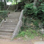 同左先の登り石階段、上が天守台