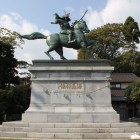 木曾義仲騎馬像