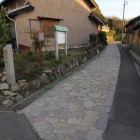 県道３１８号線から登城路標識、先に見えるのが登城口