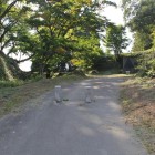 大手登城口、左が後二の丸、右が後三の丸前が続き土塁、枡形の様？