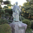若き日の渋沢栄一像、中の家の内庭