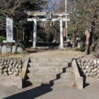 本曲輪に在る城山稲荷神社鳥居と城名石碑