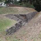 発掘された西櫓台、石垣、石段