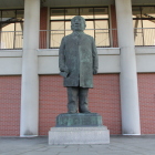 功成り名遂げた渋沢栄一像、以前は深谷駅に在ったと