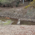 水を抜いた本丸堀、堀面石垣が確認される