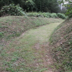 登城路から左二の曲輪、右掘曲輪、堀、土塁