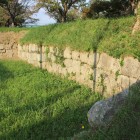 櫓台西側の堀沿いの石垣