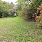 本丸、右手は土塁、土塁先に八幡櫓跡が在る
