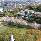 天守展望階より昼食会場、五風荘を見る