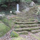 本丸から天守曲輪に登る石階段が続く