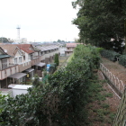 高土塁西より外側の堀跡住宅地を見る