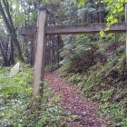 有賀峠途中の登城口からすぐの冠木門