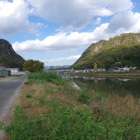 沼田川を挟んで右が高山城、左が新高山城。中央に見える白い橋脚が山陽新幹線。