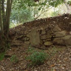 本丸南側の石垣。先程の写真と同様、立石を使う独特の石組みだ。