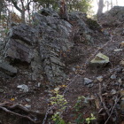 鎖で岩山を登る