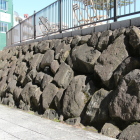 三枚橋城外堀の石垣を転用した護岸堤防