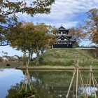 土塁に立つ三重櫓